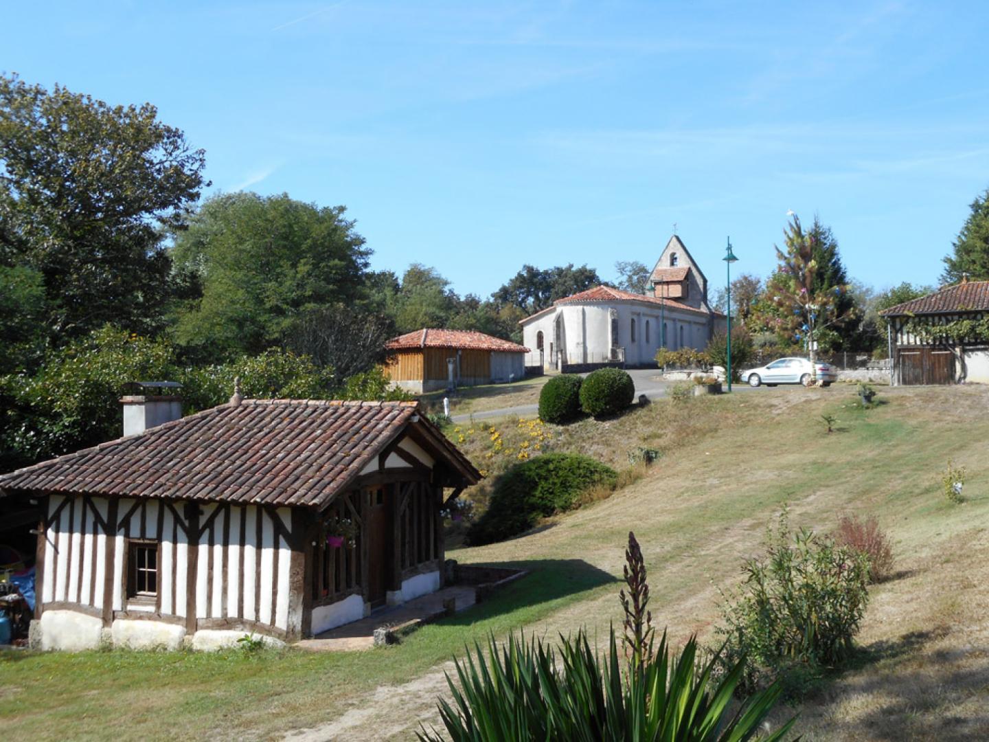 Le village et l'église de Cachen